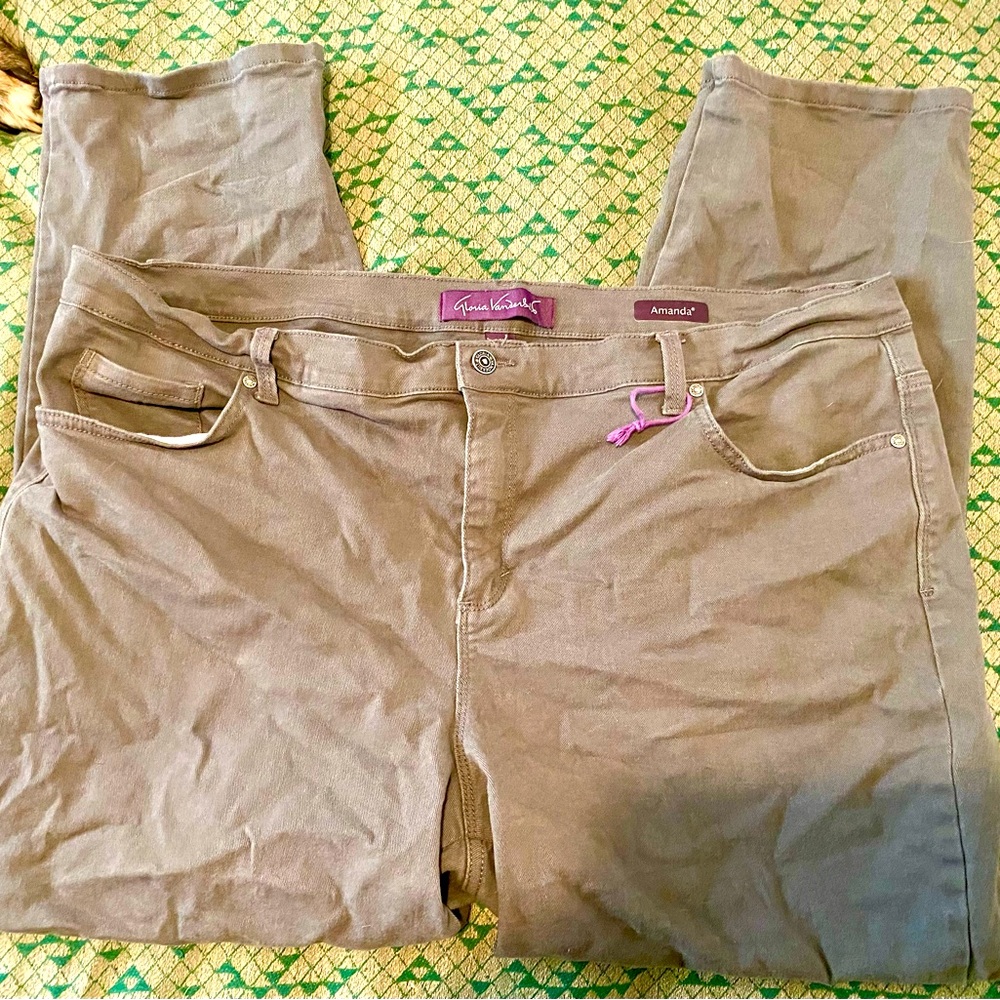Gloria Vanderbilt grey jeans. Lots of stretch. Amanda style. Great condition.